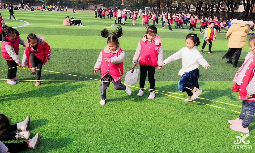 跳皮筋、丟手絹、踢毽子……南昌現(xiàn)代外國語學(xué)校玩起了傳統(tǒng)游戲，速來圍觀！