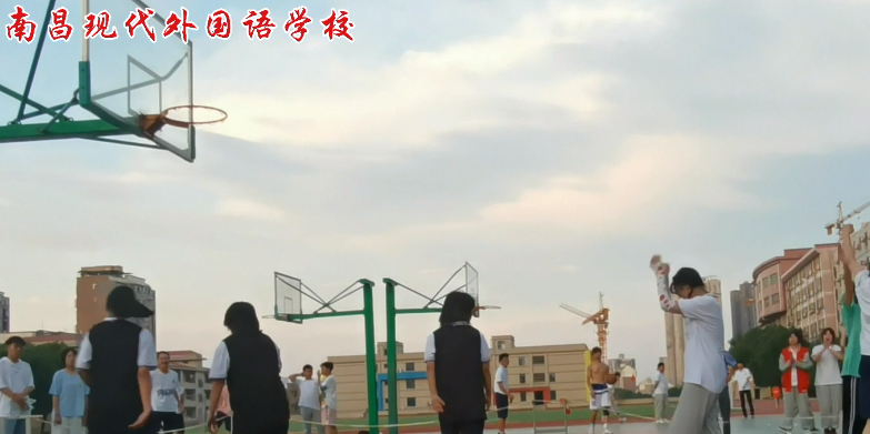 南昌現(xiàn)代外國(guó)語(yǔ)學(xué)?！瓣?yáng)光青年杯”籃球賽活力開(kāi)賽 | 女生隊(duì)伍超燃合集